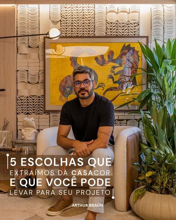O arquiteto Arthur Braün no ambiente que assinou na CasaCor Ceará 2023, diante da parede de peças cerâmicas empilhadas